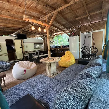 Campsite каравана градина